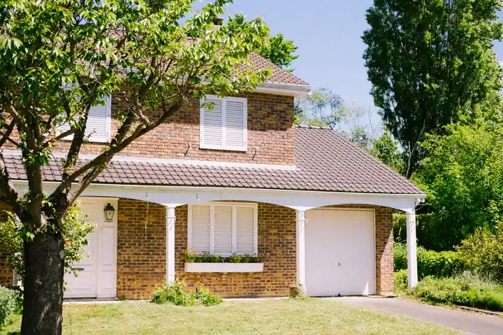 Brick detached house with a tiled roof on a newer estate of the kind found around Kirkby-in-Ashfield