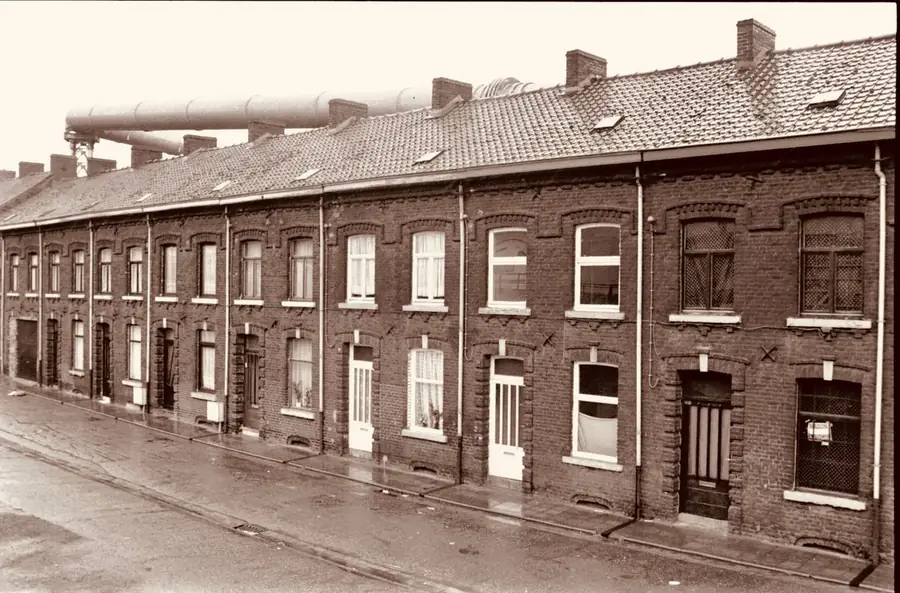 Long row of early twentieth century brick terraced houses with a continuous slate roof, the kind built as colliery housing around Mansfield
